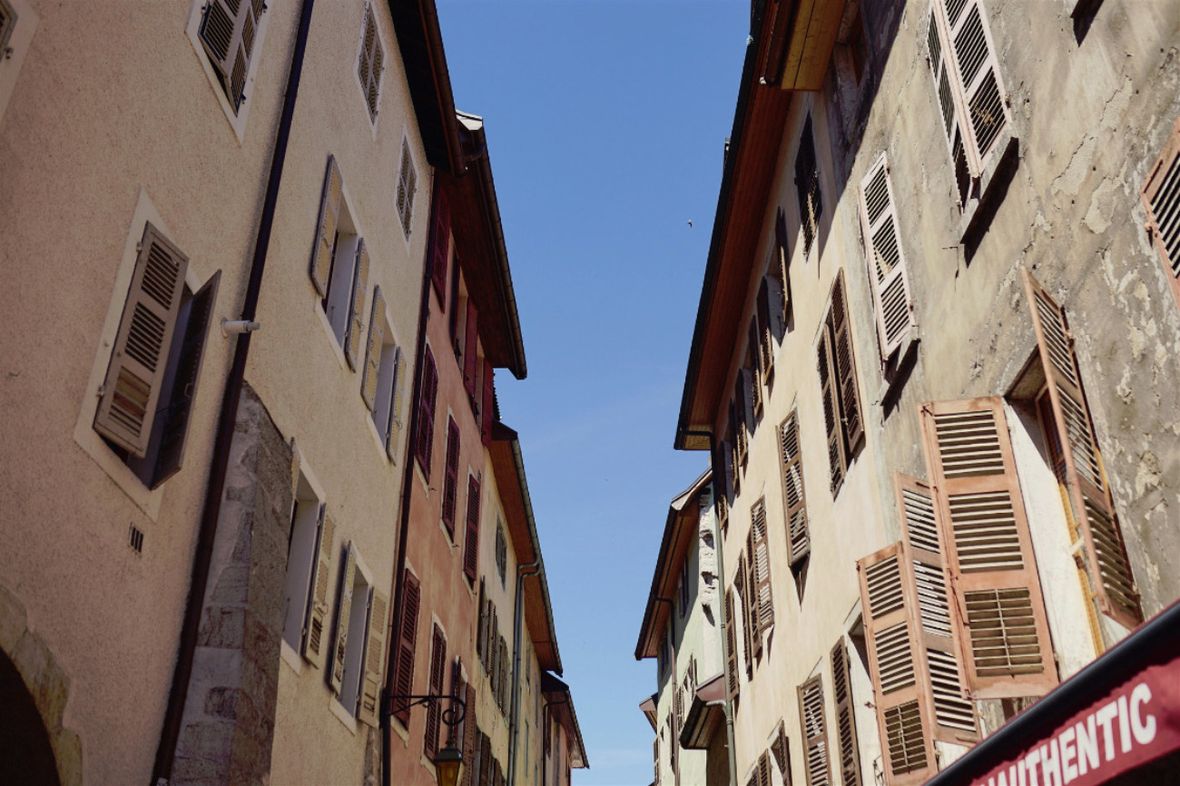 Gasse in Annecy, französische Alpen